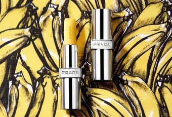 【PRADA Beauty】顛覆美學，翻玩經典香蕉圖騰 全新妄甜香蕉潤唇膏閃耀時髦偏光、再掀話題蕉點