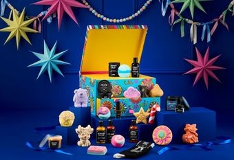 【LUSH】為你揭開 2025 年聖誕節驚喜序幕！ 2 款倒數月曆踏進充滿懷舊氛圍的聖誕市集