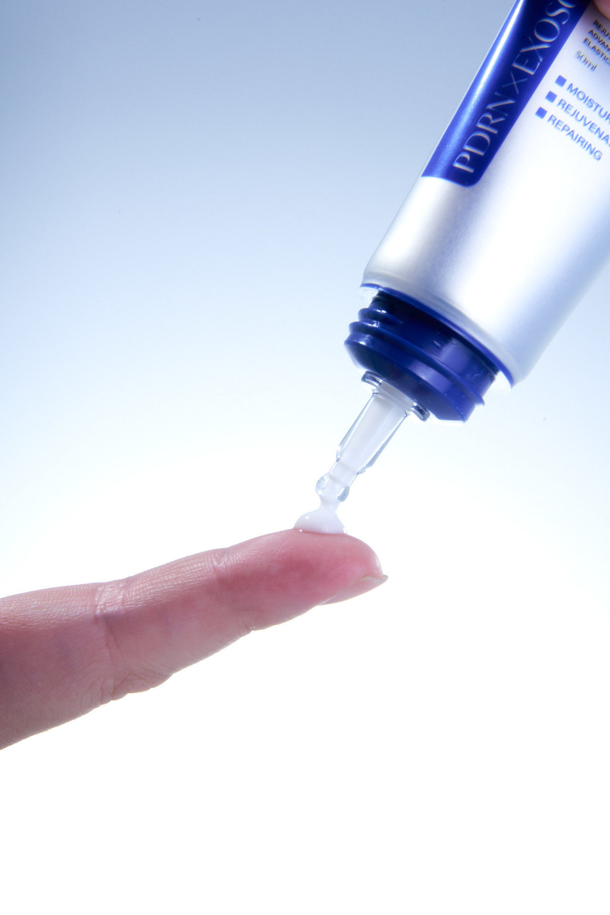 作為外泌體修護系列的第三彈新品，此款修護乳結合高濃度 REJUTIDE® 麗珠肽、20,000ppm 鮭魚PDRN、6%高濃度菸鹼醯胺及牛奶外泌體，不只穩膚、舒緩、亮膚，更在光電課程後也能安心使用，是敏弱肌與術後肌膚的理想修護乳。