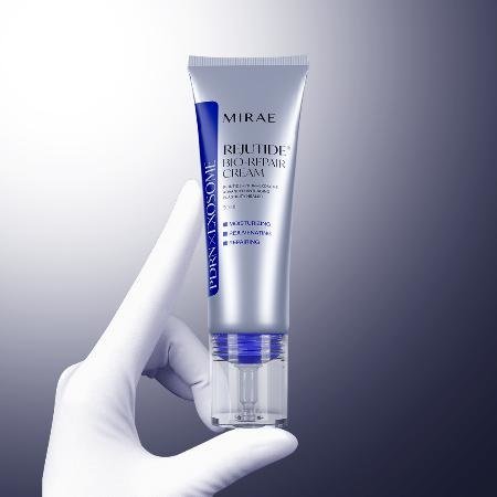 作為外泌體修護系列的第三彈新品，此款修護乳結合高濃度 REJUTIDE® 麗珠肽、20,000ppm 鮭魚PDRN、6%高濃度菸鹼醯胺及牛奶外泌體，不只穩膚、舒緩、亮膚，更在光電課程後也能安心使用，是敏弱肌與術後肌膚的理想修護乳。