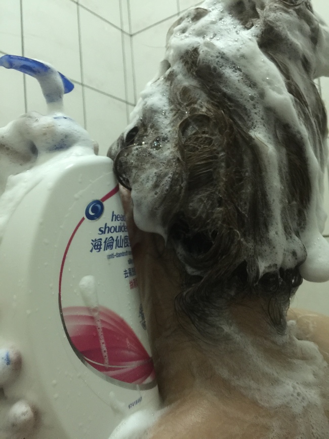 髮品體驗～來自海倫仙度絲（head&shoulders）的絲滑柔順去屑洗髮乳～氣味清新，使用舒爽，蠻好用唷！ 保養品分享 