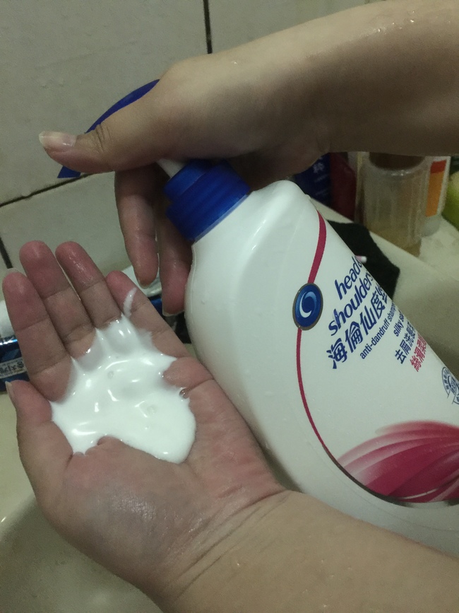 髮品體驗～來自海倫仙度絲（head&shoulders）的絲滑柔順去屑洗髮乳～氣味清新，使用舒爽，蠻好用唷！ 保養品分享 